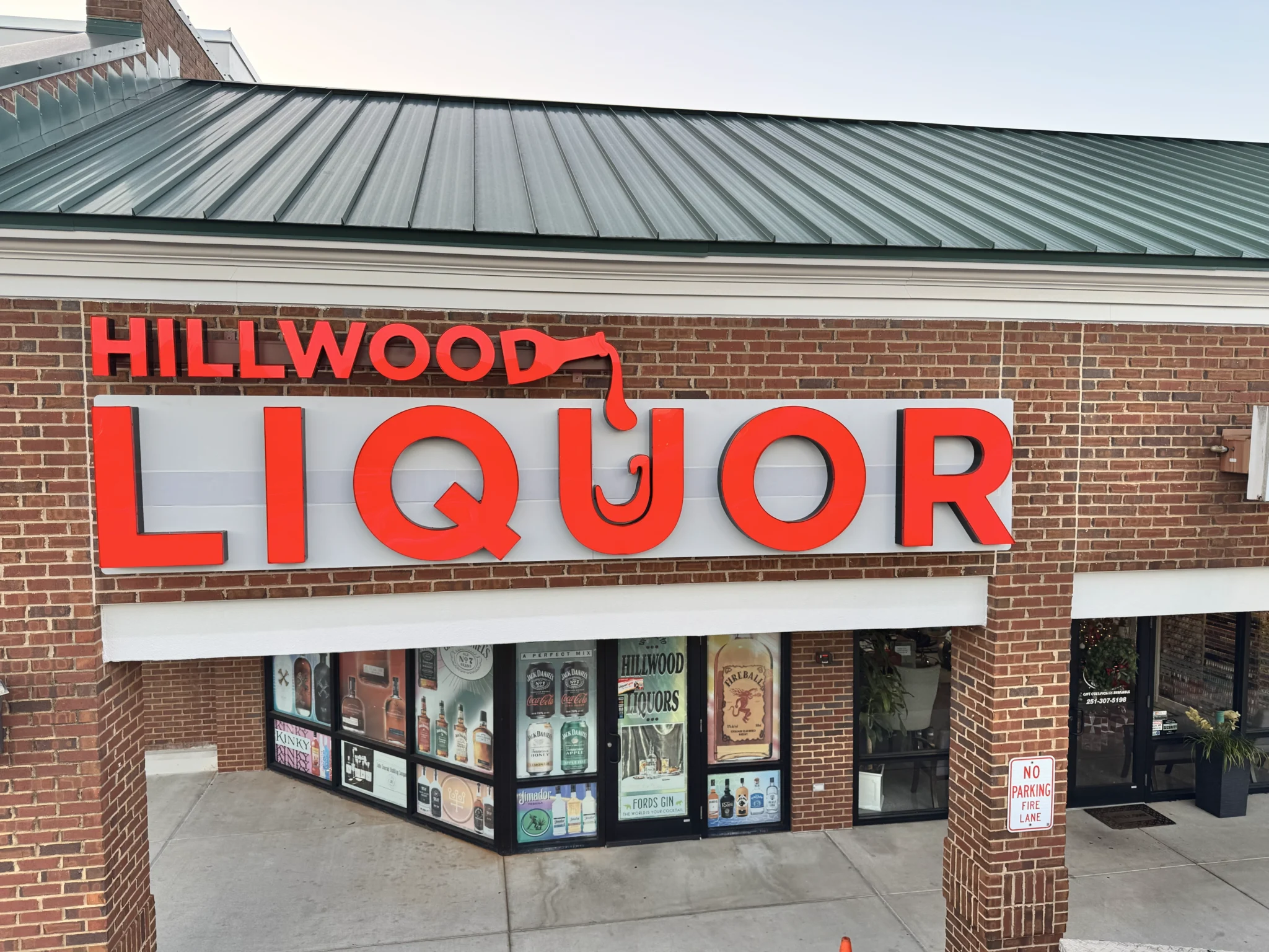 Sparks Sign Company | Hillwood Liquor exterior