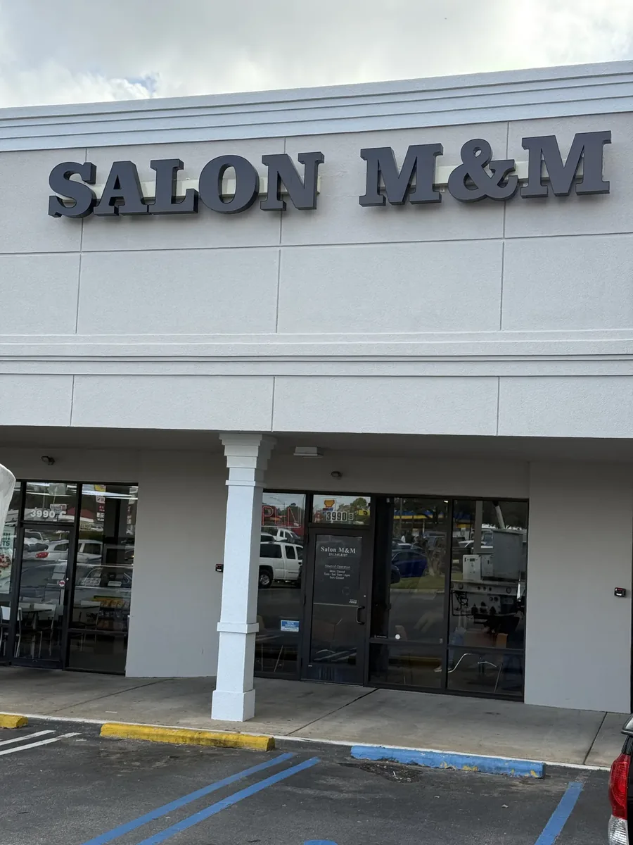 Salon M&M dimensional letters on a shopping center facade